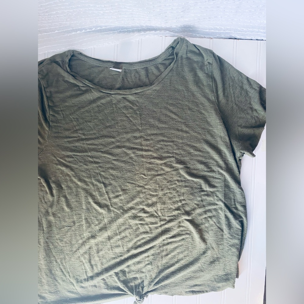 💎 3 FOR $15 Old Navy Luxe Olive Green Tee